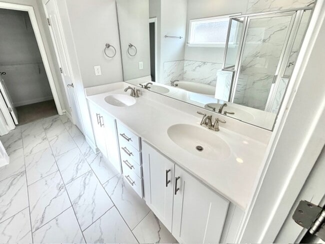 Building Photo - LakesideCirW5560