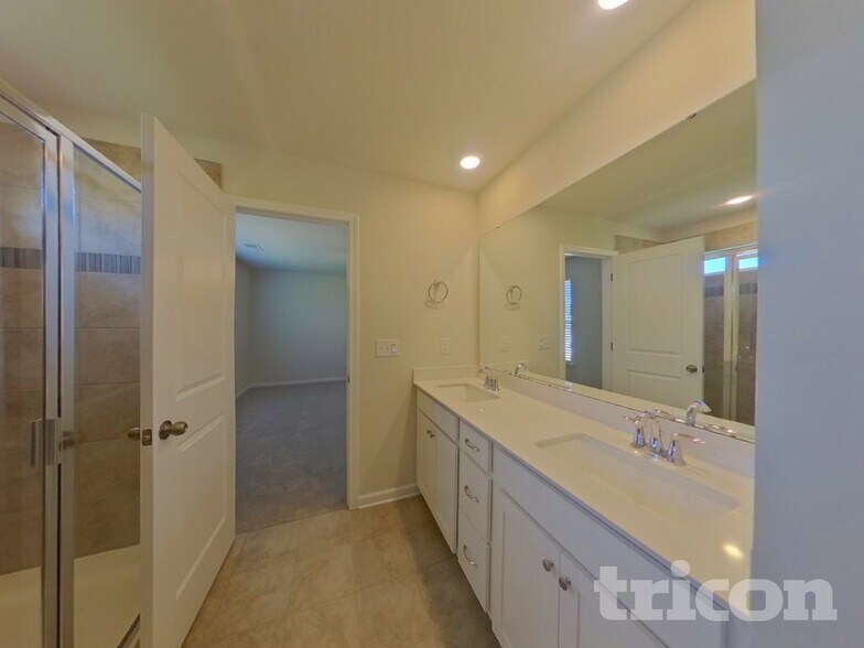 Building Photo - 5810 Oak Br Cir