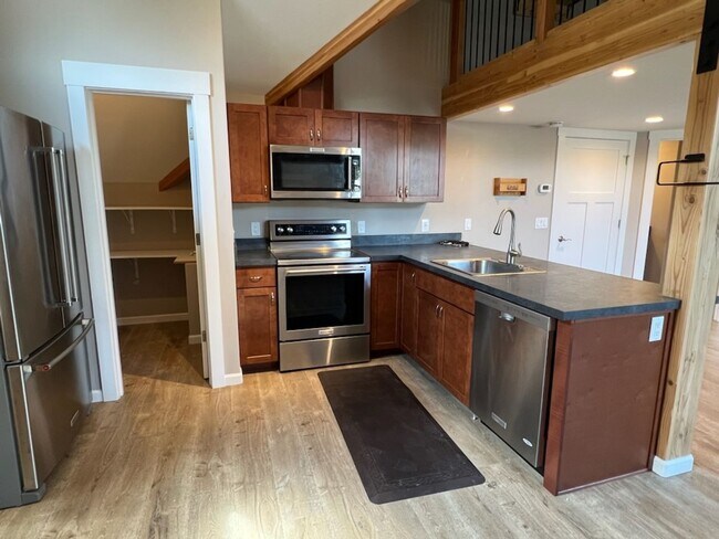 Building Photo - 215 W Whitman St