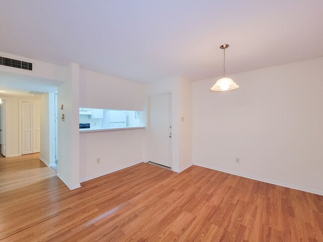 Building Photo - Two Bedroom Condo Near Med Center!