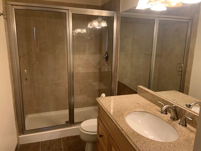 Building Photo - Spacious Sandy 3 Bedroom!