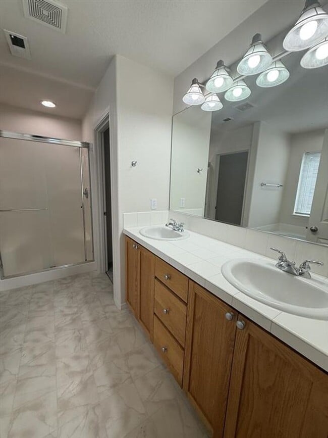 Building Photo - 1176 SE Tamora Ave