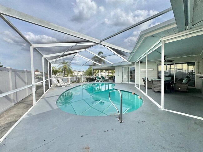 Building Photo - 6316 Lake Sunrise Dr