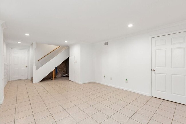 Building Photo - 1017 John Paul Jones Dr