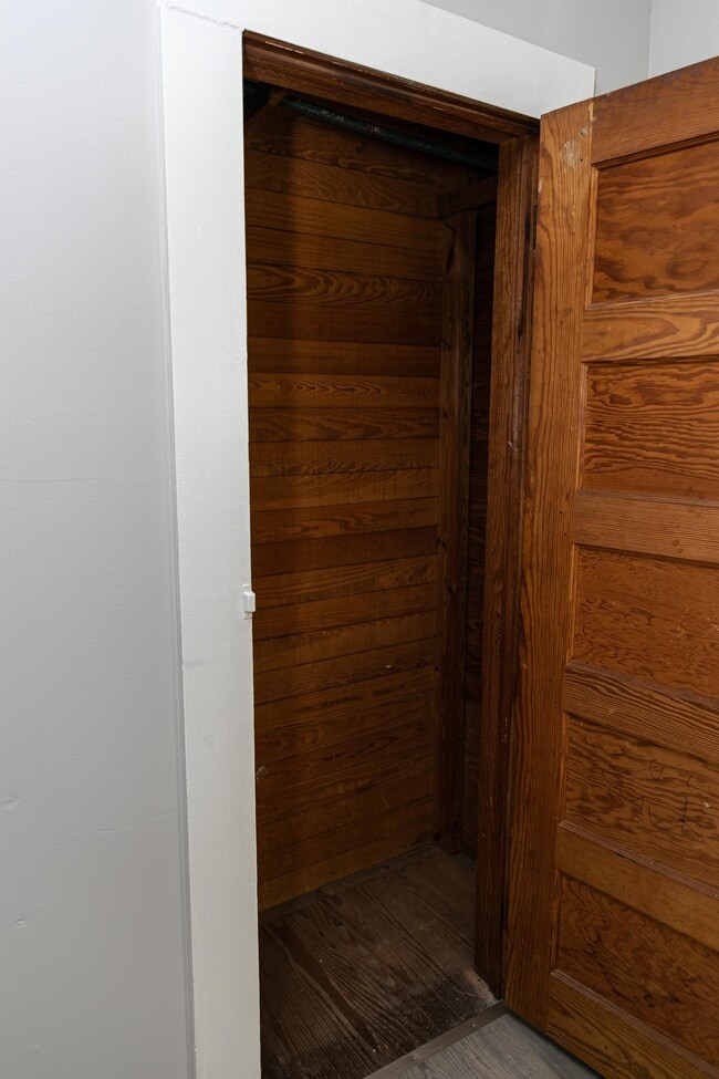 Building Photo - 115 E Parker Rd