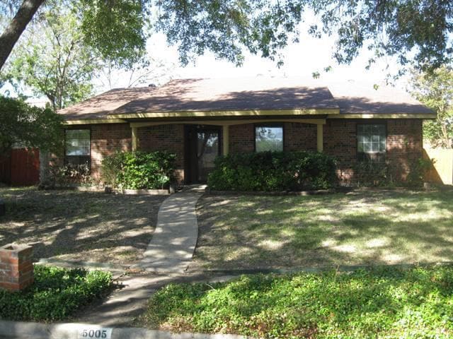 Primary Photo - Nice and Spacious Home