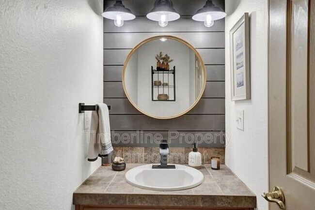 Building Photo - 2030 Silver Creek Dr