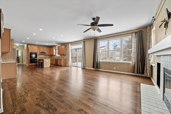 Building Photo - 706 Versailles Pkwy