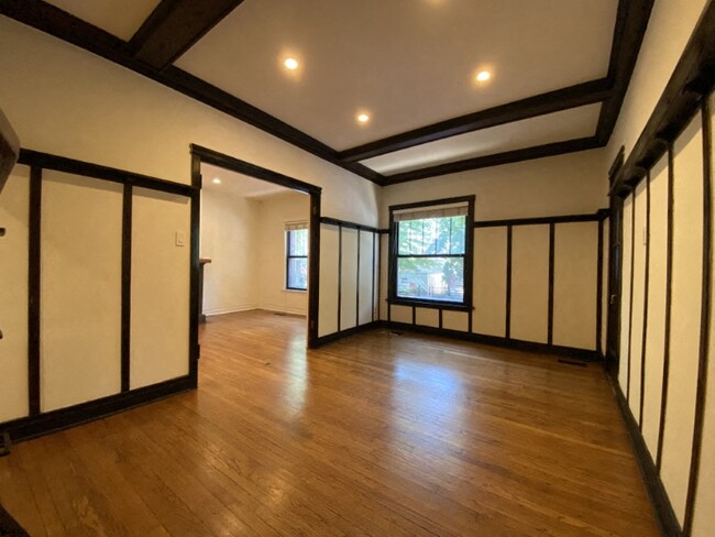 Stunning living space with hardwood floors - 539-41 W. Dickens