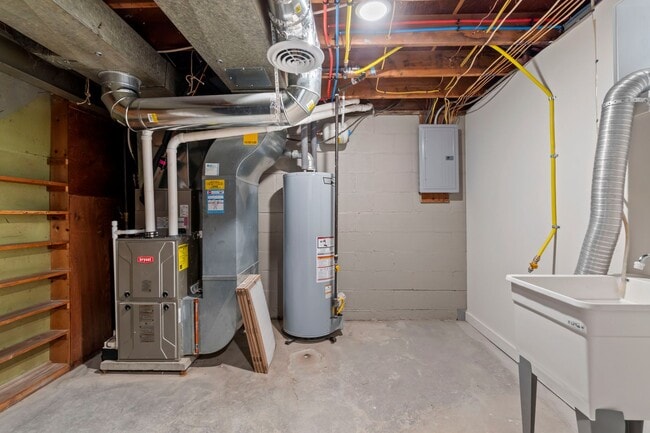 Building Photo - READY NOW! Fully RENOVATED 3 bedroom in SCOTT TOWNSHIP!