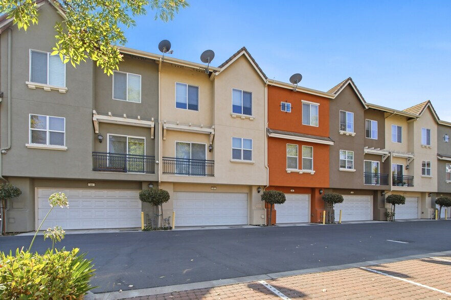 Building Photo - 37 Esfahan Dr