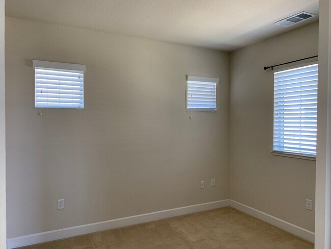 Building Photo - Nice 1 Bed 1 Bath upstairs apartment in the Cannery Neighborhood