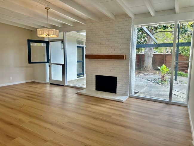 Building Photo - Beautifully Brand New Updated Home- Great Schools- Pet Okay