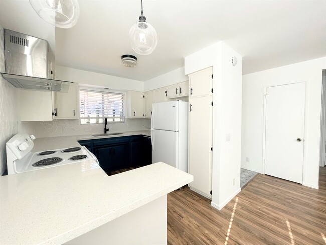 Building Photo - Remodeled Single Level Duplex!