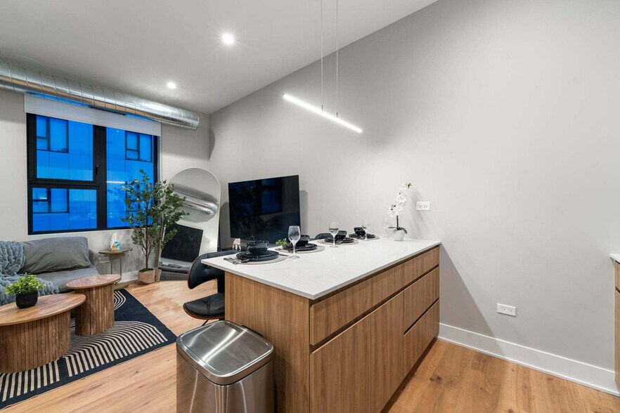 Building Photo - 6044 N Winthrop Ave