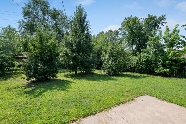 Building Photo - 726 S Apache Dr