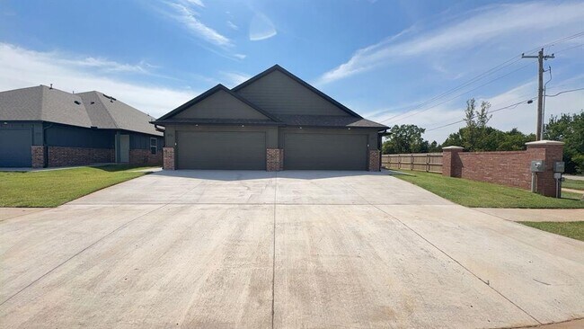 Building Photo - 11517 University Dr