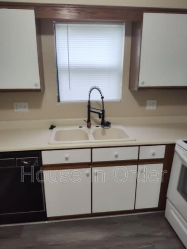 Building Photo - 301 Abbey Cir