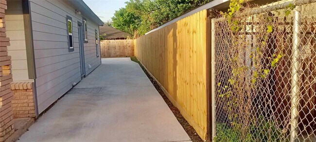 Building Photo - 3234 Berry St