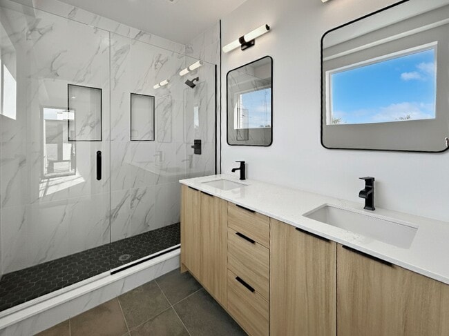 Building Photo - $0 DEPOSIT OPTION. BRAND NEW 4 BED 3 BATH HOME WITH ROOFTOP DECK IN BERKELEY