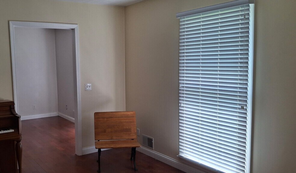 Building Photo - 209 Edgewood Dr