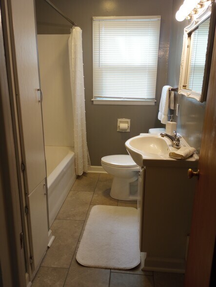 Building Photo - 914 Belton Ave