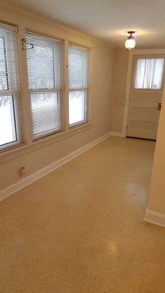 Building Photo - 529 N 11th Ave W