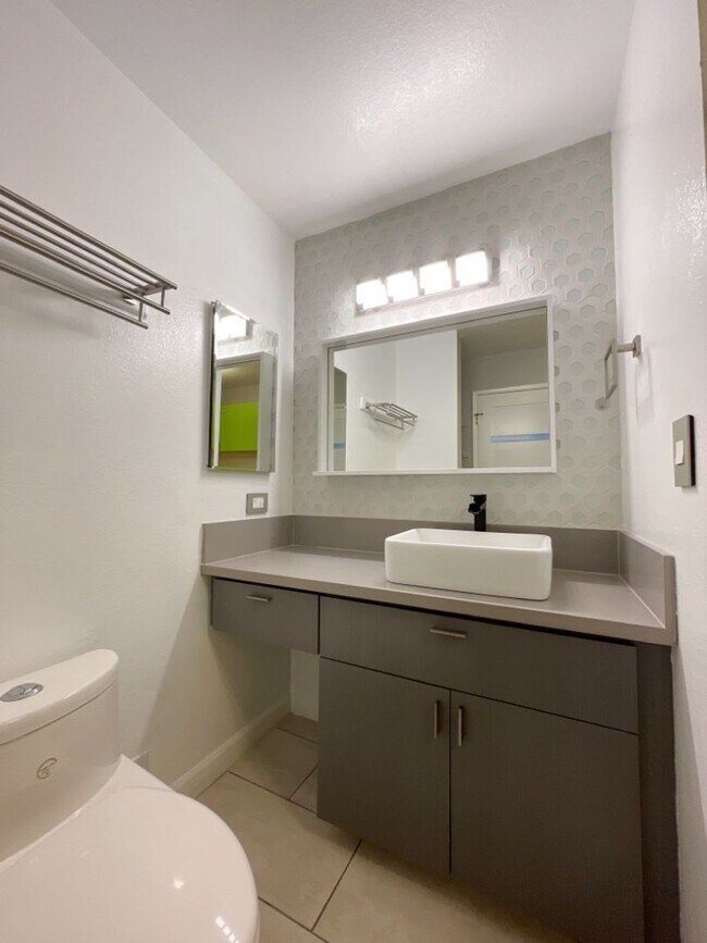 Building Photo - Waipio Gentry 2 bed, 1 bath, 2 parking wit...