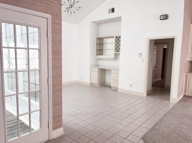 Building Photo - 10215 River Plantation Dr