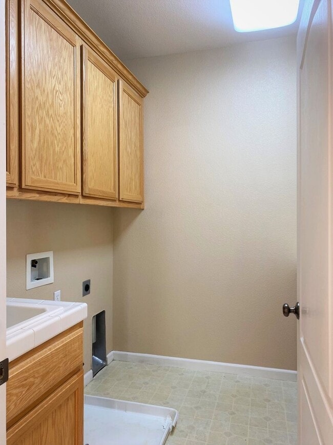 Building Photo - Available NOW and a Must SEE!
