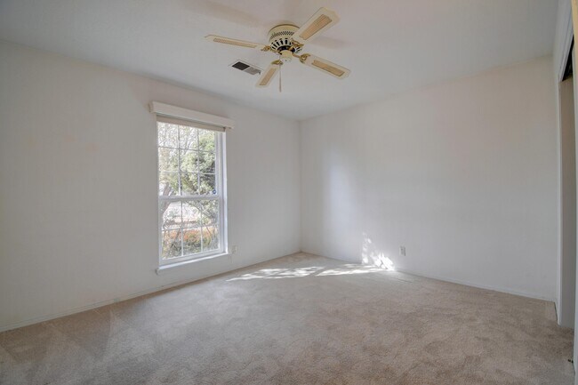 Building Photo - 5316 Van Christopher Dr NE