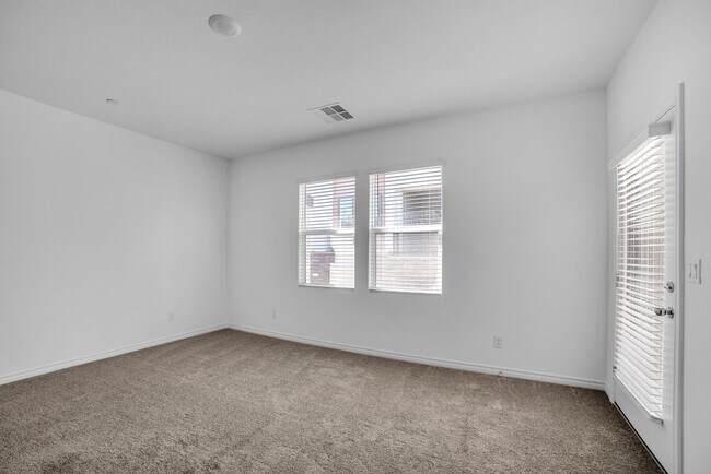 Building Photo - Stunning Home Located in the Desirable Bla...