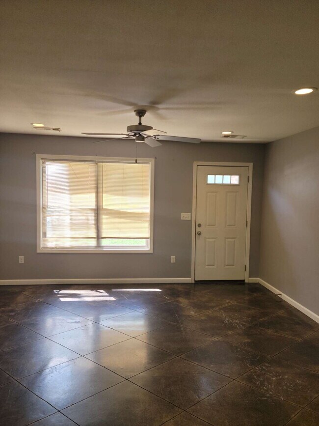 Building Photo - "Chic 2-Bedroom Duplex with Granite Elegance at 708-1 Freeman Street, Jonesboro!"