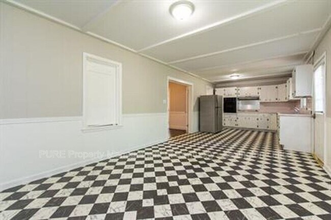 Building Photo - 206 Floral Park