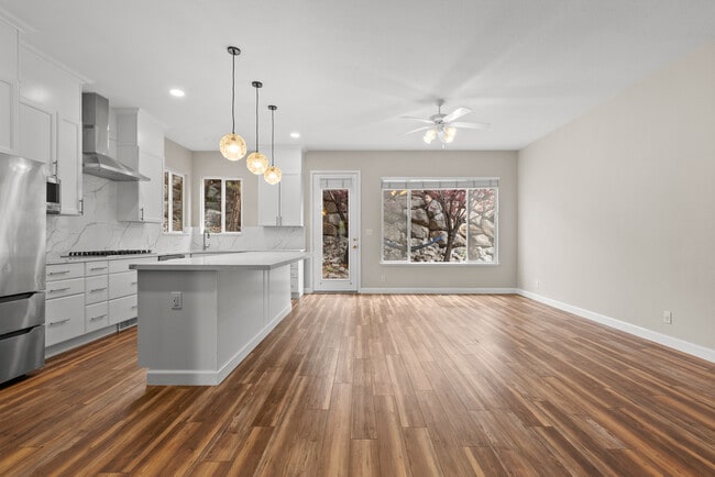 Building Photo - 2720 Avenida De Landa