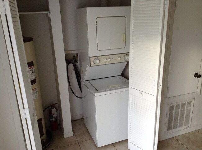 Building Photo - Convenient 2 Bedroom Townhome Near UCF & Full Sail – Available Now!