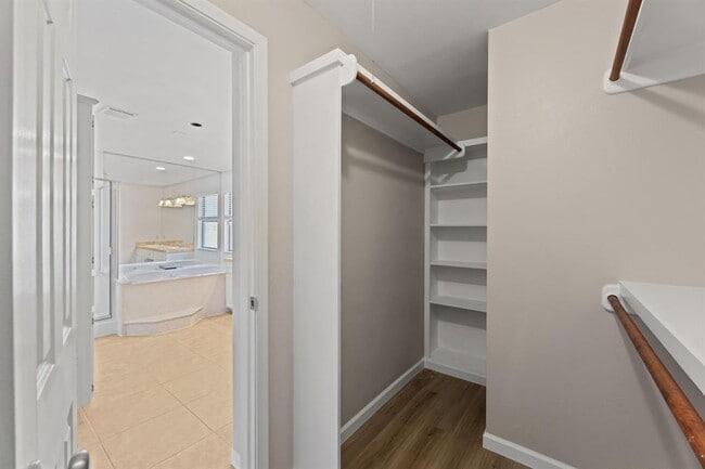 Building Photo - 6010 Oakclaire Dr
