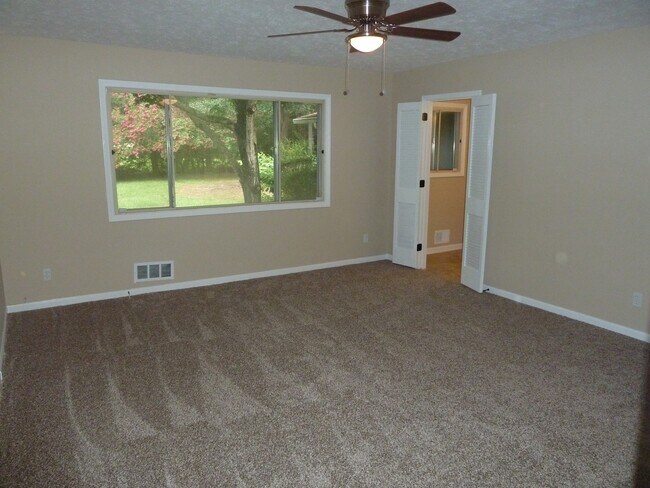 Building Photo - 3 Bed / 2.5 Bath with 2300 Square Feet!! A...