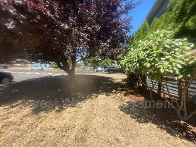 Building Photo - 710 NE 15th Ave