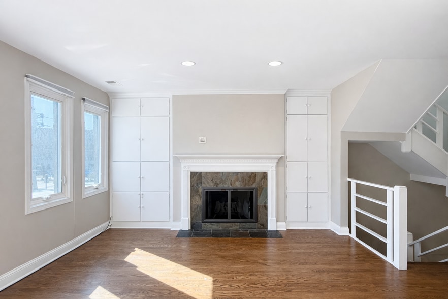 Building Photo - 805 W Wolfram St