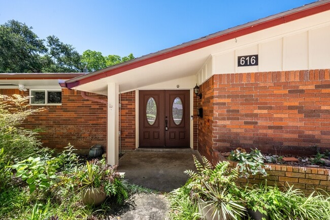 Building Photo - 616 Cannan Dr