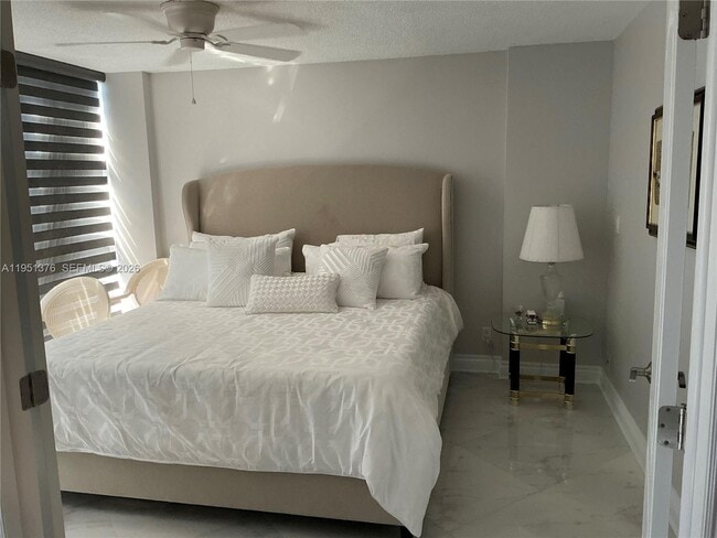 Building Photo - 400 Leslie Dr