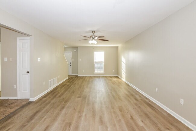 Building Photo - 7150 Hunter's Forest Dr