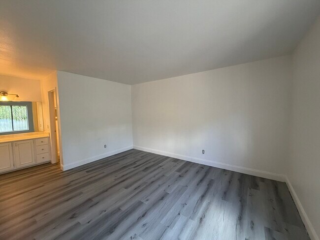 Building Photo - Carry Over Showing: This property has been shown before and will be rented to the first most qual...