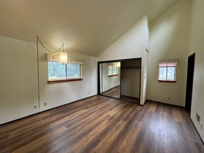 Building Photo - 2437 Ridgewood Dr