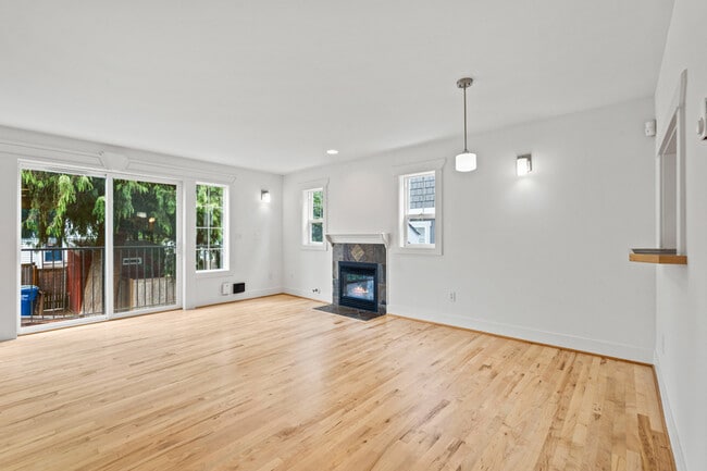 Building Photo - 910 N 74th St