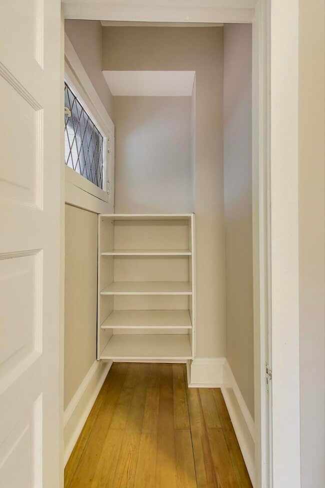 Building Photo - 1601 W Touhy Ave