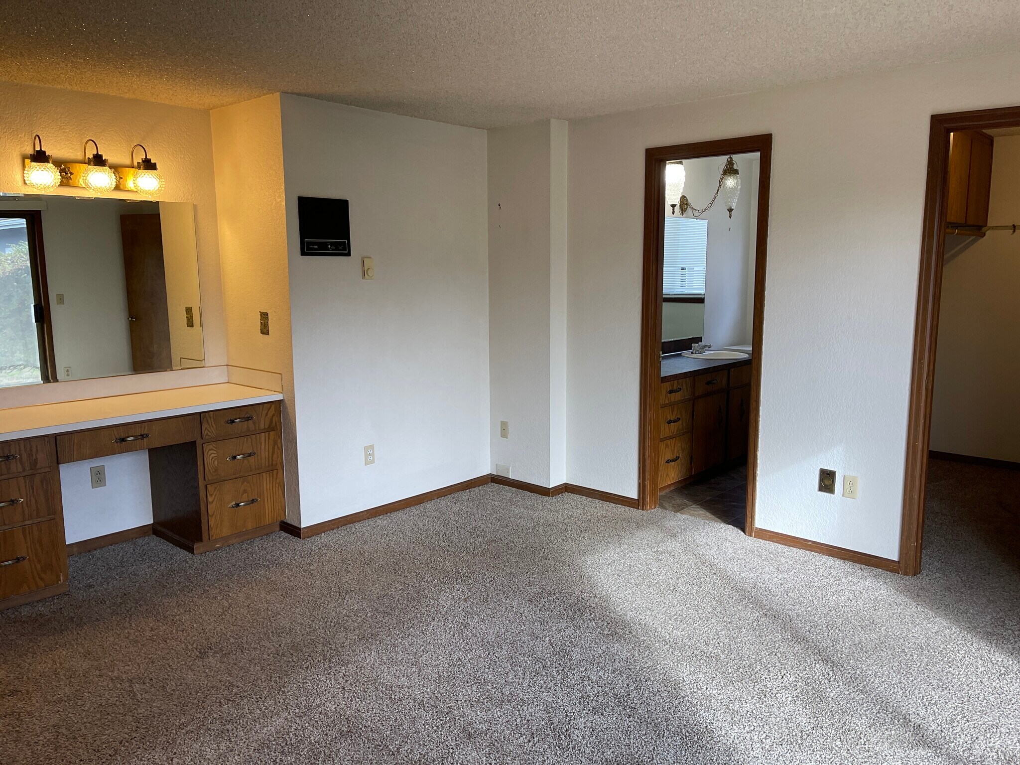 Mstr Bdrm + Desk - 11923 Canyon Rd E