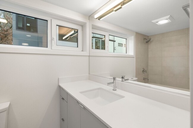 Building Photo - Eastlake Loft Condominium