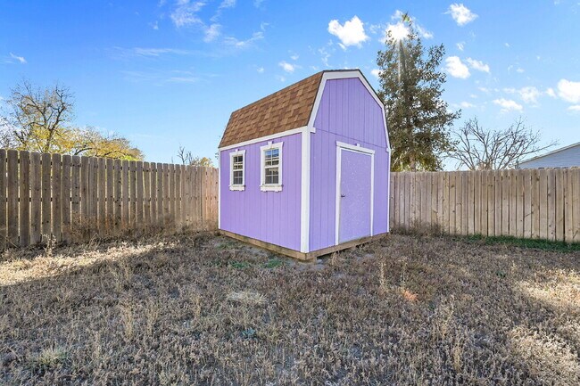 Building Photo - $1,900.00, 3-bed, 2-bath located in Colora...